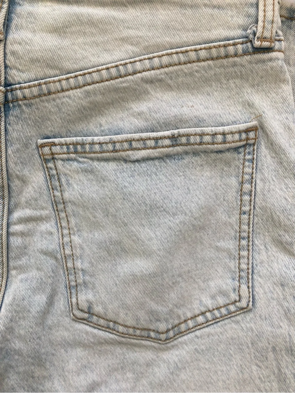 Universal Thread Vintage Straight Light Blue Acid Washed High-Rise Jeans
